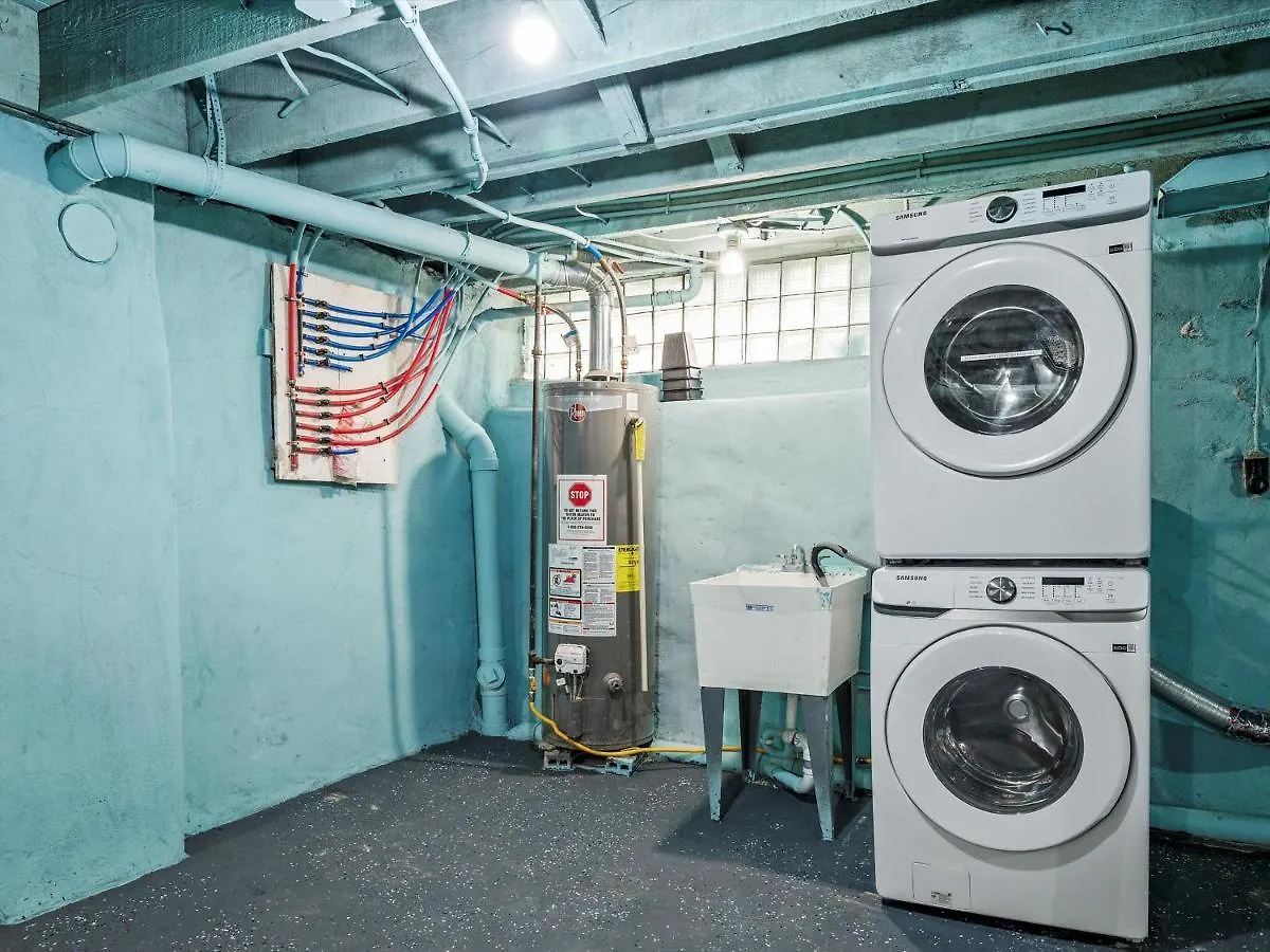 Oakland/University @A Spacious & Modern Private Bedroom With Shared Bathroom Pittsburgh
