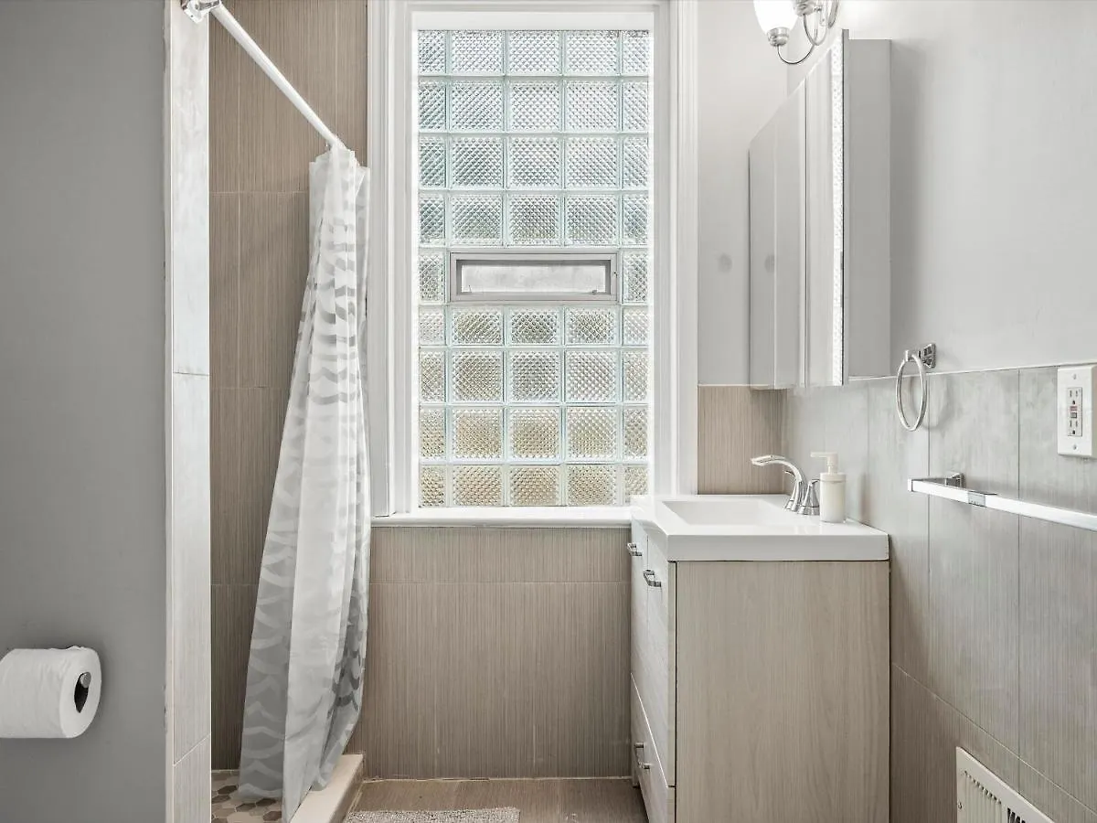 Oakland/University @A Spacious & Modern Private Bedroom With Shared Bathroom Pittsburgh